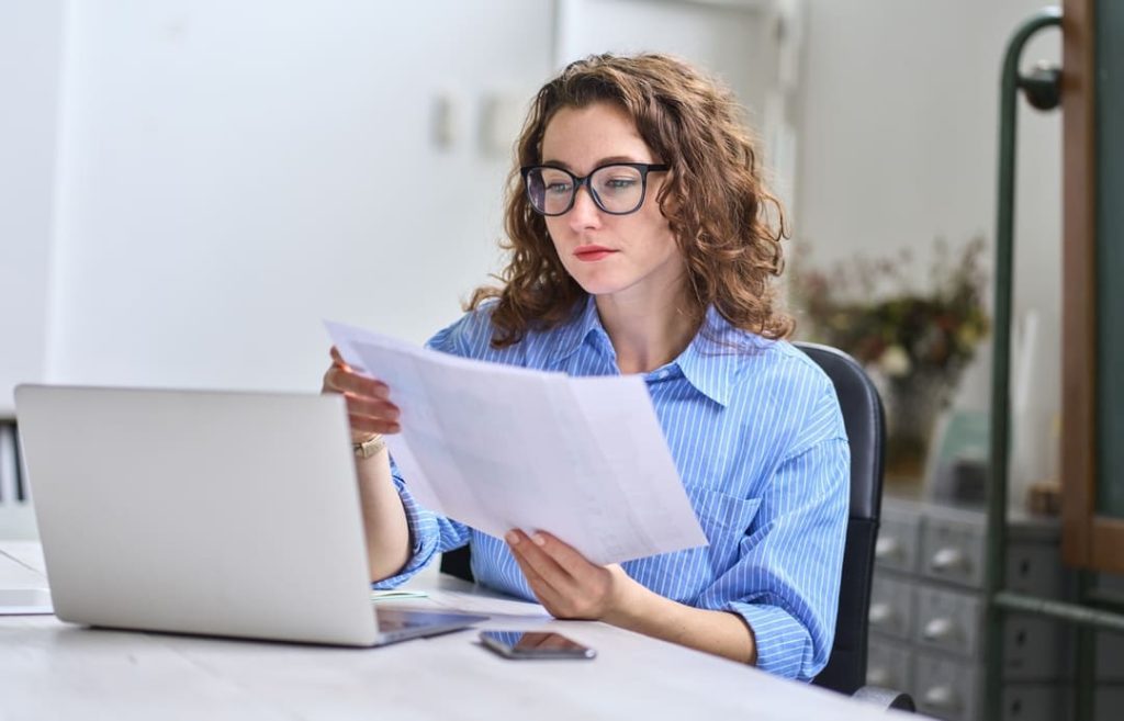 women calculating va disability back pay